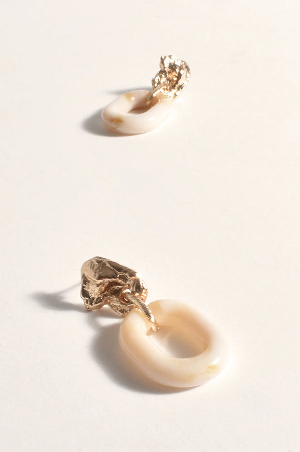 Metal Resin Link Earrings Cream / Gold