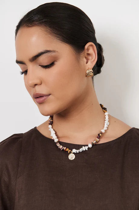 Sun Charm Stone Chip Pearl Necklace